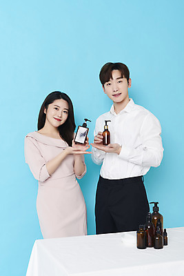 포토 JPG 스튜디오촬영 응시 여자 남자 실내 미소 들기 상반신 20대 성인 두명 앞모습 30대 화장품 한국인 가리킴 파란배경 방송 쇼호스트 성인만 유튜버 스트리밍 비대면서비스 라이브커머스 국내포토 직업 시선 뷰포인트 백그라운드 모션 표정 사람 동양인 손짓 청년 내부 장년 파란색 뷰티 서비스 모바일쇼핑 파일형식 크리에이터 언택트