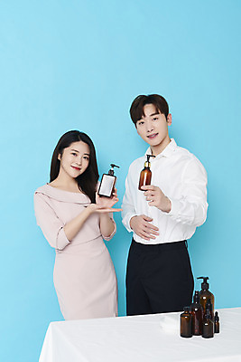 포토 JPG 스튜디오촬영 응시 여자 남자 실내 들기 상반신 20대 성인 두명 앞모습 30대 화장품 한국인 가리킴 파란배경 방송 쇼호스트 성인만 유튜버 스트리밍 비대면서비스 라이브커머스 국내포토 직업 시선 뷰포인트 백그라운드 모션 사람 동양인 손짓 청년 내부 장년 파란색 뷰티 서비스 모바일쇼핑 파일형식 크리에이터 언택트