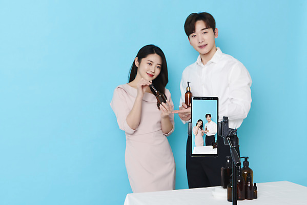 포토 JPG 스튜디오촬영 응시 여자 남자 실내 들기 상반신 20대 성인 두명 앞모습 아웃포커스 30대 스마트폰 화장품 한국인 파란배경 방송 쇼호스트 성인만 유튜버 스트리밍 비대면서비스 라이브커머스 국내포토 직업 시선 뷰포인트 백그라운드 모션 촬영기법 사람 동양인 청년 내부 장년 파란색 핸드폰 스마트기기 뷰티 서비스 모바일쇼핑 파일형식 크리에이터 언택트