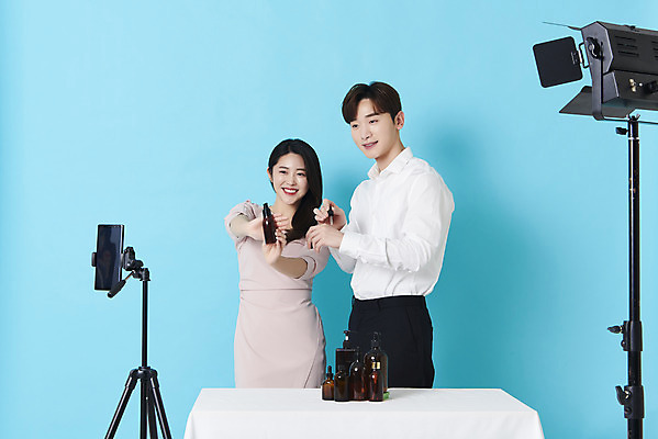 포토 JPG 스튜디오촬영 응시 여자 남자 조명 실내 미소 들기 상반신 20대 성인 두명 앞모습 옆모습 30대 스마트폰 화장품 한국인 파란배경 방송 보여주기 삼각대 쇼호스트 성인만 유튜버 스트리밍 비대면서비스 라이브커머스 국내포토 직업 시선 뷰포인트 백그라운드 모션 표정 사람 동양인 청년 내부 장년 파란색 핸드폰 스마트기기 뷰티 서비스 모바일쇼핑 파일형식 크리에이터 언택트