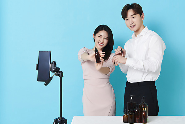 포토 JPG 스튜디오촬영 응시 여자 남자 실내 미소 들기 상반신 20대 성인 두명 앞모습 옆모습 30대 스마트폰 화장품 한국인 파란배경 방송 보여주기 삼각대 쇼호스트 성인만 유튜버 스트리밍 비대면서비스 라이브커머스 국내포토 직업 시선 뷰포인트 백그라운드 모션 표정 사람 동양인 청년 내부 장년 파란색 핸드폰 스마트기기 뷰티 서비스 모바일쇼핑 파일형식 크리에이터 언택트