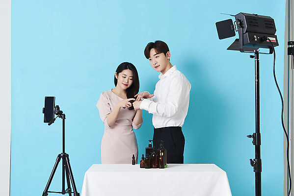 포토 JPG 스튜디오촬영 응시 여자 남자 조명 실내 상반신 20대 성인 두명 앞모습 옆모습 30대 스마트폰 화장품 한국인 파란배경 바르기 방송 삼각대 쇼호스트 성인만 유튜버 스트리밍 비대면서비스 라이브커머스 국내포토 직업 시선 뷰포인트 백그라운드 모션 사람 동양인 청년 내부 장년 파란색 핸드폰 스마트기기 뷰티 서비스 모바일쇼핑 파일형식 크리에이터 언택트