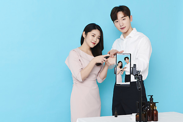 포토 JPG 스튜디오촬영 응시 여자 남자 실내 상반신 20대 성인 두명 앞모습 옆모습 30대 스마트폰 화장품 한국인 파란배경 바르기 방송 삼각대 쇼호스트 성인만 유튜버 스트리밍 비대면서비스 라이브커머스 국내포토 직업 시선 뷰포인트 백그라운드 모션 사람 동양인 청년 내부 장년 파란색 핸드폰 스마트기기 뷰티 서비스 모바일쇼핑 파일형식 크리에이터 언택트