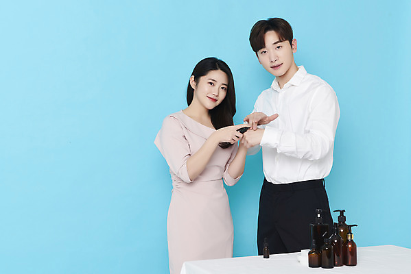 포토 JPG 스튜디오촬영 응시 여자 남자 실내 상반신 20대 성인 두명 옆모습 30대 화장품 한국인 파란배경 바르기 방송 쇼호스트 성인만 유튜버 스트리밍 비대면서비스 라이브커머스 국내포토 직업 시선 뷰포인트 백그라운드 모션 사람 동양인 청년 내부 장년 파란색 뷰티 서비스 모바일쇼핑 파일형식 크리에이터 언택트