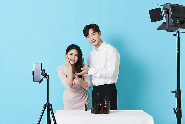 포토 JPG 스튜디오촬영 응시 여자 남자 조명 실내 숙이기 상반신 20대 성인 두명 앞모습 옆모습 30대 스마트폰 화장품 한국인 가리킴 파란배경 바르기 방송 삼각대 쇼호스트 성인만 유튜버 스트리밍 비대면서비스 라이브커머스 국내포토 직업 시선 뷰포인트 포즈 백그라운드 모션 사람 동양인 손짓 청년 내부 장년 파란색 핸드폰 스마트기기 뷰티 서비스 모바일쇼핑 파일형식 크리에이터 언택트
