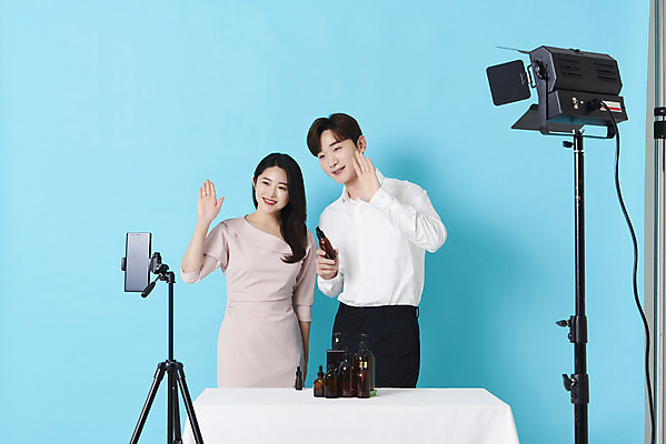 포토 JPG 스튜디오촬영 응시 여자 남자 조명 실내 미소 들기 상반신 20대 성인 두명 앞모습 30대 스마트폰 화장품 한국인 파란배경 손인사 방송 삼각대 쇼호스트 성인만 유튜버 스트리밍 비대면서비스 라이브커머스 국내포토 직업 시선 뷰포인트 백그라운드 모션 표정 사람 동양인 청년 내부 장년 파란색 핸드폰 스마트기기 뷰티 인사 서비스 모바일쇼핑 파일형식 크리에이터 언택트