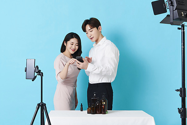 포토 JPG 스튜디오촬영 응시 여자 남자 조명 실내 미소 들기 상반신 20대 성인 두명 앞모습 옆모습 30대 스마트폰 화장품 한국인 가리킴 파란배경 방송 삼각대 쇼호스트 성인만 유튜버 스트리밍 비대면서비스 라이브커머스 국내포토 직업 시선 뷰포인트 백그라운드 모션 표정 사람 동양인 손짓 청년 내부 장년 파란색 핸드폰 스마트기기 뷰티 서비스 모바일쇼핑 파일형식 크리에이터 언택트
