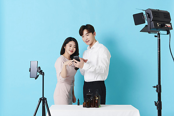 포토 JPG 스튜디오촬영 응시 여자 남자 조명 실내 들기 상반신 20대 성인 두명 옆모습 30대 스마트폰 화장품 한국인 가리킴 파란배경 방송 삼각대 쇼호스트 성인만 유튜버 스트리밍 비대면서비스 라이브커머스 국내포토 직업 시선 뷰포인트 백그라운드 모션 사람 동양인 손짓 청년 내부 장년 파란색 핸드폰 스마트기기 뷰티 서비스 모바일쇼핑 파일형식 크리에이터 언택트