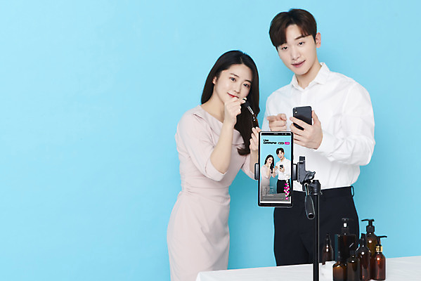 포토 JPG 스튜디오촬영 응시 여자 남자 실내 들기 상반신 20대 성인 두명 앞모습 30대 스마트폰 화장품 한국인 가리킴 파란배경 방송 삼각대 쇼호스트 성인만 유튜버 스트리밍 비대면서비스 라이브커머스 국내포토 직업 시선 뷰포인트 백그라운드 모션 사람 동양인 손짓 청년 내부 장년 파란색 핸드폰 스마트기기 뷰티 서비스 모바일쇼핑 파일형식 크리에이터 언택트