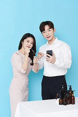 포토 JPG 스튜디오촬영 응시 여자 남자 실내 들기 상반신 20대 성인 두명 앞모습 30대 스마트폰 화장품 한국인 가리킴 파란배경 방송 쇼호스트 성인만 유튜버 스트리밍 비대면서비스 라이브커머스 국내포토 직업 시선 뷰포인트 백그라운드 모션 사람 동양인 손짓 청년 내부 장년 파란색 핸드폰 스마트기기 뷰티 서비스 모바일쇼핑 파일형식 크리에이터 언택트