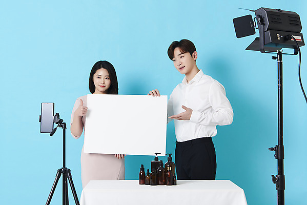 포토 JPG 스튜디오촬영 배너 응시 여자 남자 조명 사각프레임 실내 미소 들기 상반신 20대 성인 두명 앞모습 30대 스마트폰 화장품 한국인 가리킴 최고 파란배경 방송 삼각대 쇼호스트 성인만 유튜버 스트리밍 비대면서비스 라이브커머스 국내포토 직업 시선 뷰포인트 백그라운드 모션 프레임 표정 사람 동양인 손짓 청년 내부 장년 파란색 핸드폰 스마트기기 뷰티 사각형 서비스 모바일쇼핑 파일형식 크리에이터 언택트