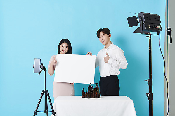 포토 JPG 스튜디오촬영 배너 응시 여자 남자 조명 사각프레임 실내 들기 상반신 20대 성인 두명 앞모습 옆모습 30대 스마트폰 화장품 한국인 최고 파란배경 방송 삼각대 쇼호스트 성인만 유튜버 스트리밍 비대면서비스 라이브커머스 국내포토 직업 시선 뷰포인트 백그라운드 모션 프레임 사람 동양인 청년 내부 장년 파란색 핸드폰 스마트기기 뷰티 사각형 서비스 모바일쇼핑 파일형식 크리에이터 언택트