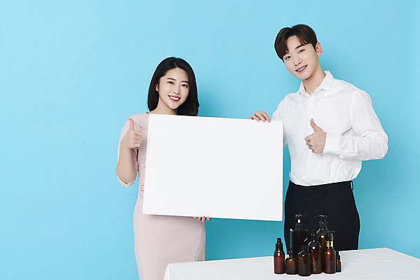 포토 JPG 스튜디오촬영 배너 응시 여자 남자 사각프레임 실내 미소 들기 상반신 20대 성인 두명 앞모습 30대 화장품 한국인 최고 파란배경 방송 쇼호스트 성인만 유튜버 스트리밍 비대면서비스 라이브커머스 국내포토 직업 시선 뷰포인트 백그라운드 모션 프레임 표정 사람 동양인 청년 내부 장년 파란색 뷰티 사각형 서비스 모바일쇼핑 파일형식 크리에이터 언택트