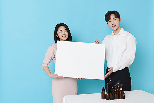 포토 JPG 스튜디오촬영 배너 응시 여자 남자 사각프레임 실내 들기 상반신 20대 성인 두명 앞모습 30대 화장품 한국인 파란배경 방송 쇼호스트 성인만 유튜버 스트리밍 비대면서비스 라이브커머스 국내포토 직업 시선 뷰포인트 백그라운드 모션 프레임 사람 동양인 청년 내부 장년 파란색 뷰티 사각형 서비스 모바일쇼핑 파일형식 크리에이터 언택트