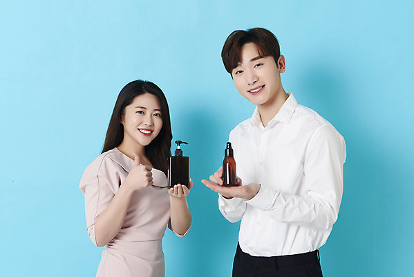 포토 JPG 스튜디오촬영 응시 여자 남자 실내 미소 들기 상반신 20대 성인 두명 옆모습 30대 화장품 한국인 최고 파란배경 방송 쇼호스트 성인만 유튜버 스트리밍 비대면서비스 라이브커머스 국내포토 직업 시선 뷰포인트 백그라운드 모션 표정 사람 동양인 청년 내부 장년 파란색 뷰티 서비스 모바일쇼핑 파일형식 크리에이터 언택트