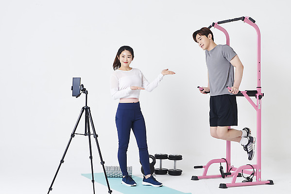 포토 JPG 스튜디오촬영 전신 응시 여자 남자 실내 매달리기 서기 20대 성인 두명 옆모습 30대 스마트폰 운동복 운동기구 아령 한국인 매트 가리킴 흰배경 방송 삼각대 쇼호스트 폼롤러 성인만 유튜버 스트리밍 라이브커머스 국내포토 직업 시선 옷 뷰포인트 백그라운드 모션 사람 동양인 손짓 청년 내부 장년 핸드폰 스마트기기 헬스 흰색 모바일쇼핑 파일형식 크리에이터