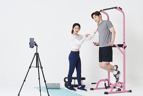 포토 JPG 스튜디오촬영 전신 응시 여자 남자 실내 매달리기 서기 20대 성인 두명 옆모습 30대 스마트폰 운동복 운동기구 아령 한국인 매트 가리킴 흰배경 방송 삼각대 쇼호스트 케틀벨 폼롤러 성인만 유튜버 스트리밍 라이브커머스 국내포토 직업 시선 옷 뷰포인트 백그라운드 모션 사람 동양인 손짓 청년 내부 장년 핸드폰 스마트기기 헬스 흰색 모바일쇼핑 파일형식 크리에이터