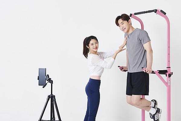 포토 JPG 스튜디오촬영 전신 응시 여자 남자 실내 매달리기 서기 상반신 20대 성인 두명 옆모습 30대 스마트폰 운동복 운동기구 한국인 가리킴 흰배경 방송 삼각대 쇼호스트 성인만 유튜버 스트리밍 라이브커머스 국내포토 직업 시선 옷 뷰포인트 백그라운드 모션 사람 동양인 손짓 청년 내부 장년 핸드폰 스마트기기 헬스 흰색 모바일쇼핑 파일형식 크리에이터