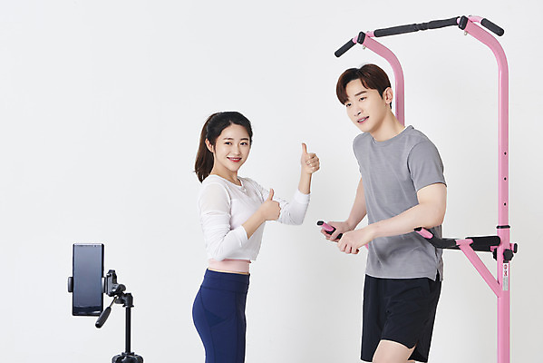 포토 JPG 스튜디오촬영 응시 여자 남자 실내 상반신 20대 성인 두명 옆모습 30대 스마트폰 운동복 운동기구 한국인 잡기 최고 흰배경 방송 삼각대 쇼호스트 성인만 유튜버 스트리밍 라이브커머스 국내포토 직업 시선 옷 뷰포인트 백그라운드 모션 사람 동양인 청년 내부 장년 핸드폰 스마트기기 헬스 흰색 모바일쇼핑 파일형식 크리에이터