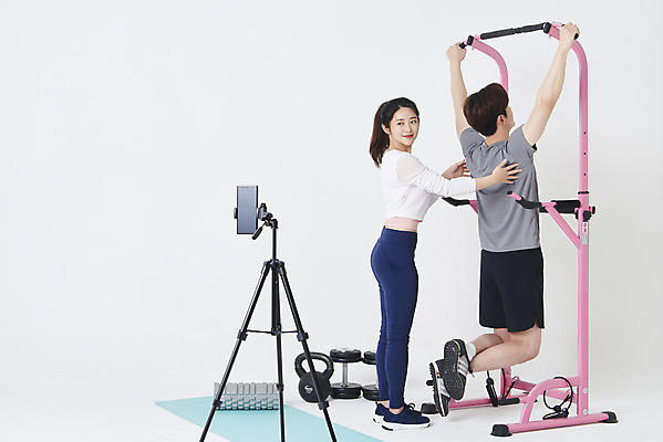 포토 JPG 스튜디오촬영 전신 응시 여자 남자 실내 매달리기 서기 20대 성인 두명 옆모습 뒷모습 30대 스마트폰 운동복 운동기구 아령 한국인 매트 흰배경 방송 삼각대 쇼호스트 케틀벨 폼롤러 성인만 유튜버 스트리밍 라이브커머스 국내포토 직업 시선 옷 뷰포인트 백그라운드 모션 사람 동양인 청년 내부 장년 핸드폰 스마트기기 헬스 흰색 모바일쇼핑 파일형식 크리에이터