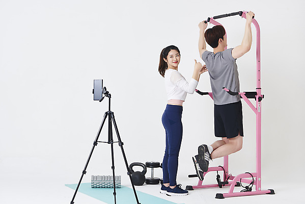 포토 JPG 스튜디오촬영 전신 응시 여자 남자 실내 매달리기 서기 미소 20대 성인 두명 옆모습 뒷모습 30대 스마트폰 운동복 운동기구 아령 한국인 매트 최고 흰배경 방송 삼각대 쇼호스트 케틀벨 폼롤러 성인만 유튜버 스트리밍 라이브커머스 국내포토 직업 시선 옷 뷰포인트 백그라운드 모션 표정 사람 동양인 청년 내부 장년 핸드폰 스마트기기 헬스 흰색 모바일쇼핑 파일형식 크리에이터