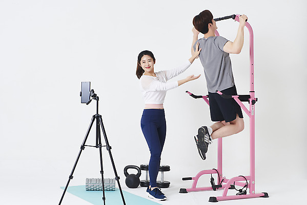 포토 JPG 스튜디오촬영 전신 응시 여자 남자 실내 매달리기 서기 미소 20대 성인 두명 옆모습 뒷모습 30대 스마트폰 운동복 운동기구 아령 한국인 매트 가리킴 흰배경 방송 삼각대 쇼호스트 케틀벨 폼롤러 성인만 유튜버 스트리밍 라이브커머스 국내포토 직업 시선 옷 뷰포인트 백그라운드 모션 표정 사람 동양인 손짓 청년 내부 장년 핸드폰 스마트기기 헬스 흰색 모바일쇼핑 파일형식 크리에이터