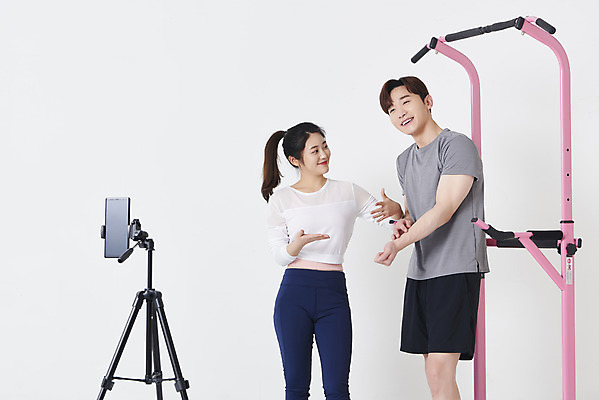 포토 JPG 스튜디오촬영 응시 여자 남자 실내 미소 상반신 20대 성인 두명 옆모습 30대 스마트폰 운동복 운동기구 한국인 가리킴 흰배경 방송 삼각대 쇼호스트 성인만 유튜버 스트리밍 라이브커머스 국내포토 직업 시선 옷 뷰포인트 백그라운드 표정 사람 동양인 손짓 청년 내부 장년 핸드폰 스마트기기 헬스 흰색 모바일쇼핑 파일형식 크리에이터