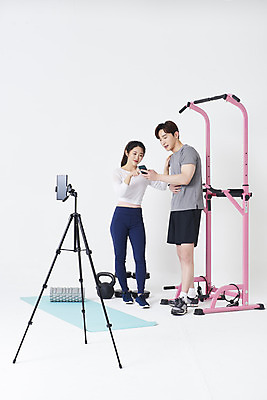 포토 JPG 스튜디오촬영 전신 응시 여자 남자 실내 서기 들기 20대 성인 두명 앞모습 옆모습 30대 스마트폰 운동복 운동기구 아령 한국인 매트 흰배경 방송 삼각대 쇼호스트 케틀벨 폼롤러 성인만 어깨에손 유튜버 스트리밍 라이브커머스 국내포토 직업 시선 옷 뷰포인트 백그라운드 모션 사람 동양인 청년 내부 장년 핸드폰 스마트기기 헬스 흰색 모바일쇼핑 파일형식 크리에이터