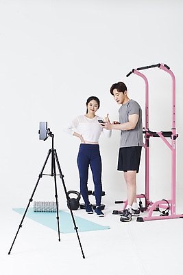 포토 JPG 스튜디오촬영 전신 응시 여자 남자 허리손 실내 서기 들기 20대 성인 두명 옆모습 30대 스마트폰 운동복 운동기구 아령 한국인 매트 최고 흰배경 방송 삼각대 쇼호스트 케틀벨 폼롤러 성인만 유튜버 스트리밍 라이브커머스 국내포토 직업 시선 옷 뷰포인트 포즈 백그라운드 모션 사람 동양인 청년 내부 장년 핸드폰 스마트기기 헬스 흰색 모바일쇼핑 파일형식 크리에이터