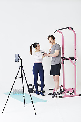 포토 JPG 스튜디오촬영 전신 응시 여자 남자 실내 서기 들기 20대 성인 두명 앞모습 옆모습 30대 스마트폰 운동복 운동기구 아령 한국인 매트 흰배경 방송 삼각대 쇼호스트 케틀벨 폼롤러 성인만 유튜버 스트리밍 라이브커머스 국내포토 직업 시선 옷 뷰포인트 백그라운드 모션 사람 동양인 청년 내부 장년 핸드폰 스마트기기 헬스 흰색 모바일쇼핑 파일형식 크리에이터