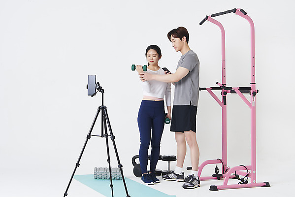 포토 JPG 스튜디오촬영 전신 응시 여자 남자 실내 서기 들기 20대 성인 두명 옆모습 30대 스마트폰 운동복 운동기구 아령 한국인 매트 흰배경 방송 삼각대 쇼호스트 케틀벨 성인만 유튜버 스트리밍 라이브커머스 국내포토 직업 시선 옷 뷰포인트 백그라운드 모션 사람 동양인 청년 내부 장년 핸드폰 스마트기기 헬스 흰색 모바일쇼핑 파일형식 크리에이터