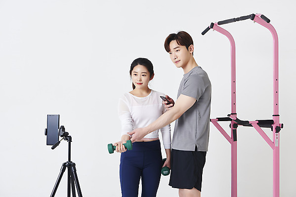 포토 JPG 스튜디오촬영 응시 여자 남자 실내 들기 상반신 20대 성인 두명 앞모습 옆모습 30대 스마트폰 운동복 운동기구 아령 한국인 흰배경 방송 삼각대 쇼호스트 성인만 유튜버 스트리밍 라이브커머스 국내포토 직업 시선 옷 뷰포인트 백그라운드 모션 사람 동양인 청년 내부 장년 핸드폰 스마트기기 헬스 흰색 모바일쇼핑 파일형식 크리에이터