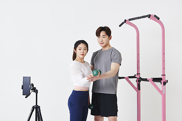 포토 JPG 스튜디오촬영 응시 여자 남자 실내 들기 상반신 20대 성인 두명 옆모습 30대 스마트폰 운동복 운동기구 한국인 흰배경 방송 삼각대 쇼호스트 성인만 유튜버 스트리밍 라이브커머스 국내포토 직업 시선 옷 뷰포인트 백그라운드 모션 사람 동양인 청년 내부 장년 핸드폰 스마트기기 헬스 흰색 모바일쇼핑 파일형식 크리에이터