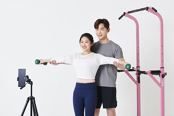 포토 JPG 스튜디오촬영 응시 여자 남자 실내 미소 들기 상반신 20대 성인 두명 옆모습 30대 스마트폰 운동복 운동기구 한국인 흰배경 방송 삼각대 쇼호스트 성인만 유튜버 스트리밍 라이브커머스 국내포토 직업 시선 옷 뷰포인트 백그라운드 모션 표정 사람 동양인 청년 내부 장년 핸드폰 스마트기기 헬스 흰색 모바일쇼핑 파일형식 크리에이터