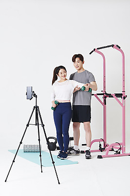 포토 JPG 스튜디오촬영 전신 응시 여자 남자 실내 서기 들기 상반신 20대 성인 두명 옆모습 30대 스마트폰 운동복 운동기구 아령 한국인 매트 흰배경 방송 삼각대 쇼호스트 케틀벨 폼롤러 성인만 유튜버 스트리밍 라이브커머스 국내포토 직업 시선 옷 뷰포인트 백그라운드 모션 사람 동양인 청년 내부 장년 핸드폰 스마트기기 헬스 흰색 모바일쇼핑 파일형식 크리에이터
