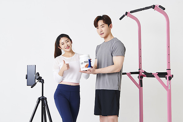 포토 JPG 스튜디오촬영 응시 여자 남자 실내 미소 들기 상반신 20대 성인 두명 앞모습 옆모습 30대 스마트폰 운동복 운동기구 한국인 최고 흰배경 방송 삼각대 쇼호스트 성인만 단백질쉐이크 유튜버 스트리밍 라이브커머스 국내포토 직업 시선 옷 뷰포인트 백그라운드 모션 표정 사람 동양인 청년 내부 장년 핸드폰 스마트기기 헬스 흰색 모바일쇼핑 쉐이크 파일형식 크리에이터