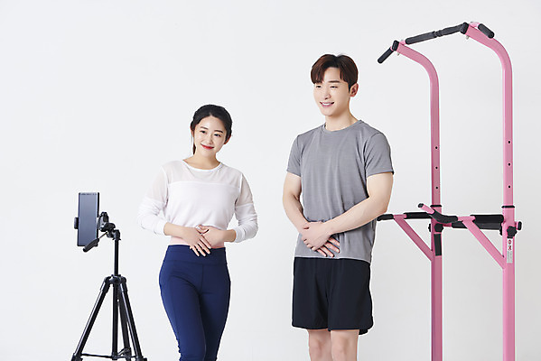 포토 JPG 스튜디오촬영 응시 여자 남자 실내 미소 상반신 20대 성인 두명 앞모습 옆모습 30대 스마트폰 운동복 운동기구 한국인 흰배경 방송 손모으기 삼각대 배꼽인사 쇼호스트 성인만 유튜버 스트리밍 라이브커머스 국내포토 직업 시선 옷 뷰포인트 백그라운드 표정 사람 동양인 손짓 청년 내부 장년 핸드폰 스마트기기 헬스 흰색 인사 모바일쇼핑 파일형식 크리에이터