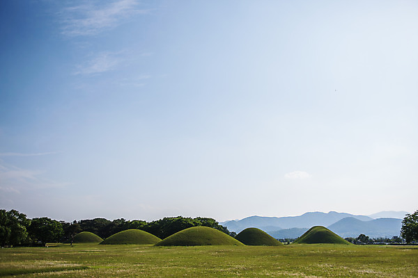 포토 JPG 주간 하늘 풍경 사람없음 야외 경주 경상북도 고분 대릉원 국내포토 자연요소 경주_경상북도 무덤 경상도 파일형식