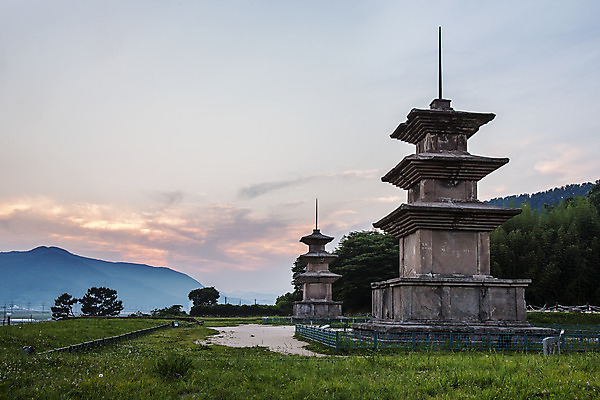 포토 JPG 주간 풍경 사람없음 야외 노을 문화재 경주 경상북도 감은사지3층석탑 국내포토 자연요소 경주_경상북도 석탑 경상도 국보 파일형식