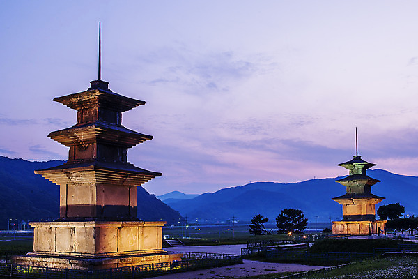 포토 JPG 야경 하늘 산 사람없음 야외 노을 문화재 경주 경상북도 감은사지3층석탑 국내포토 자연요소 경주_경상북도 석탑 야간 경상도 국보 파일형식 풍경_경치