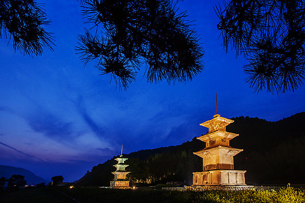포토 JPG 야경 하늘 사람없음 야외 문화재 경주 경상북도 감은사지3층석탑 국내포토 경주_경상북도 석탑 야간 경상도 국보 파일형식 풍경_경치