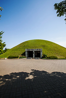 포토 JPG 주간 나무 하늘 그림자 풍경 사람없음 야외 경주 경상북도 고분 대릉원 국내포토 자연요소 식물 경주_경상북도 무덤 경상도 파일형식
