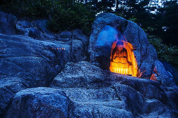 포토 JPG 촛불 풍경 사람없음 야외 바위 경주 야간 경상북도 불좌상 국내포토 자연요소 초 돌_바위 경상도 불상 파일형식