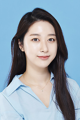 포토 JPG 스튜디오촬영 응시 여자 셔츠 실내 한명 미소 상반신 20대 성인 앞모습 뷰티 한국인 파란배경 청순 의료성형뷰티 성인여자한명만 차분 국내포토 1 시선 뷰포인트 백그라운드 컨셉 상의 표정 사람 동양인 청년 내부 파란색 여자한명만 성인여자만 파일형식