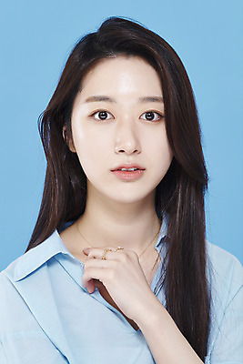 포토 JPG 스튜디오촬영 응시 여자 셔츠 실내 한명 미소 손짓 상반신 20대 성인 앞모습 뷰티 한국인 파란배경 청순 의료성형뷰티 성인여자한명만 차분 국내포토 1 시선 뷰포인트 백그라운드 컨셉 상의 모션 표정 사람 동양인 청년 내부 파란색 여자한명만 성인여자만 파일형식