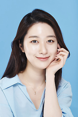 포토 JPG 스튜디오촬영 응시 여자 셔츠 실내 한명 미소 상반신 20대 성인 앞모습 뷰티 턱괴기 한국인 파란배경 청순 의료성형뷰티 성인여자한명만 차분 국내포토 1 시선 뷰포인트 백그라운드 컨셉 상의 모션 표정 사람 동양인 청년 내부 파란색 여자한명만 성인여자만 파일형식