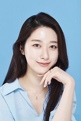 포토 JPG 스튜디오촬영 응시 여자 셔츠 실내 한명 미소 손짓 상반신 20대 성인 앞모습 뷰티 한국인 파란배경 청순 의료성형뷰티 성인여자한명만 차분 국내포토 1 시선 뷰포인트 백그라운드 컨셉 상의 모션 표정 사람 동양인 청년 내부 파란색 여자한명만 성인여자만 파일형식