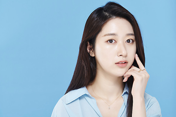 포토 JPG 스튜디오촬영 응시 여자 셔츠 실내 한명 미소 손짓 상반신 20대 성인 앞모습 뷰티 한국인 파란배경 청순 의료성형뷰티 성인여자한명만 차분 국내포토 1 시선 뷰포인트 백그라운드 컨셉 상의 모션 표정 사람 동양인 청년 내부 파란색 여자한명만 성인여자만 파일형식