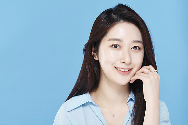 포토 JPG 스튜디오촬영 응시 여자 셔츠 실내 한명 미소 손짓 상반신 20대 성인 앞모습 뷰티 한국인 파란배경 청순 의료성형뷰티 성인여자한명만 차분 국내포토 1 시선 뷰포인트 백그라운드 컨셉 상의 모션 표정 사람 동양인 청년 내부 파란색 여자한명만 성인여자만 파일형식
