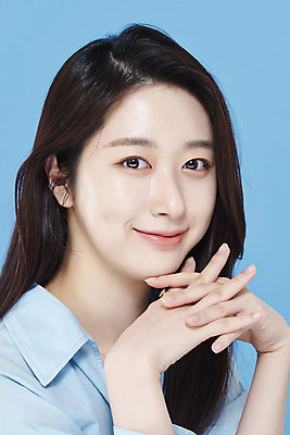 포토 JPG 스튜디오촬영 응시 여자 셔츠 실내 한명 미소 상반신 20대 성인 앞모습 뷰티 한국인 깍지 파란배경 청순 의료성형뷰티 성인여자한명만 차분 국내포토 1 시선 뷰포인트 백그라운드 컨셉 상의 표정 사람 동양인 손짓 청년 내부 파란색 여자한명만 성인여자만 파일형식